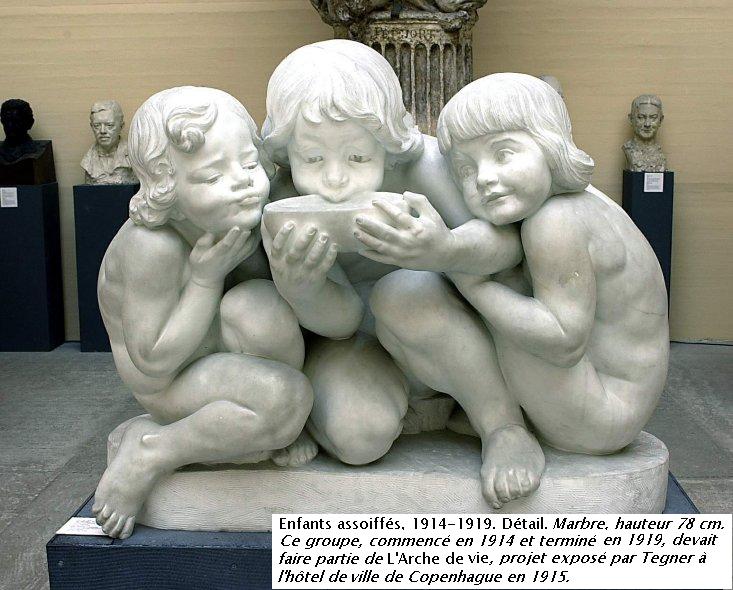 Enfants assoiffés, 1914-1919. <i>Marbre, hauteur 78 cm. Ce groupe, commencé en 1914 et terminé<br />
en 1919, devait faire partie de </i>L'Arche de<br />
vie<i>, projet exposé par Tegner à l'hôtel de<br />
ville de Copenhague en 1915.<br />