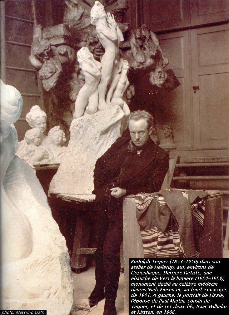 Rudolph Tegner (1873-1950) dans son<br />
atelier de Hellerup, aux environs de<br />
Copenhague. Derrière l'artiste, une<br />
ébauche de Vers la lumière (1904-1909),<br />
monument dédié au célèbre médecin<br />
danois Niels Finsen et, au fond, </i>Emancipé,<i><br />
de 1901. A gauche, le portrait de Lizzie,<br />
l'épouse de Paul Martin, cousin de<br />
Tegner, et de ses deux fils, Isaac Wilhelm<br />
et Kirsten, en 1906.<br />