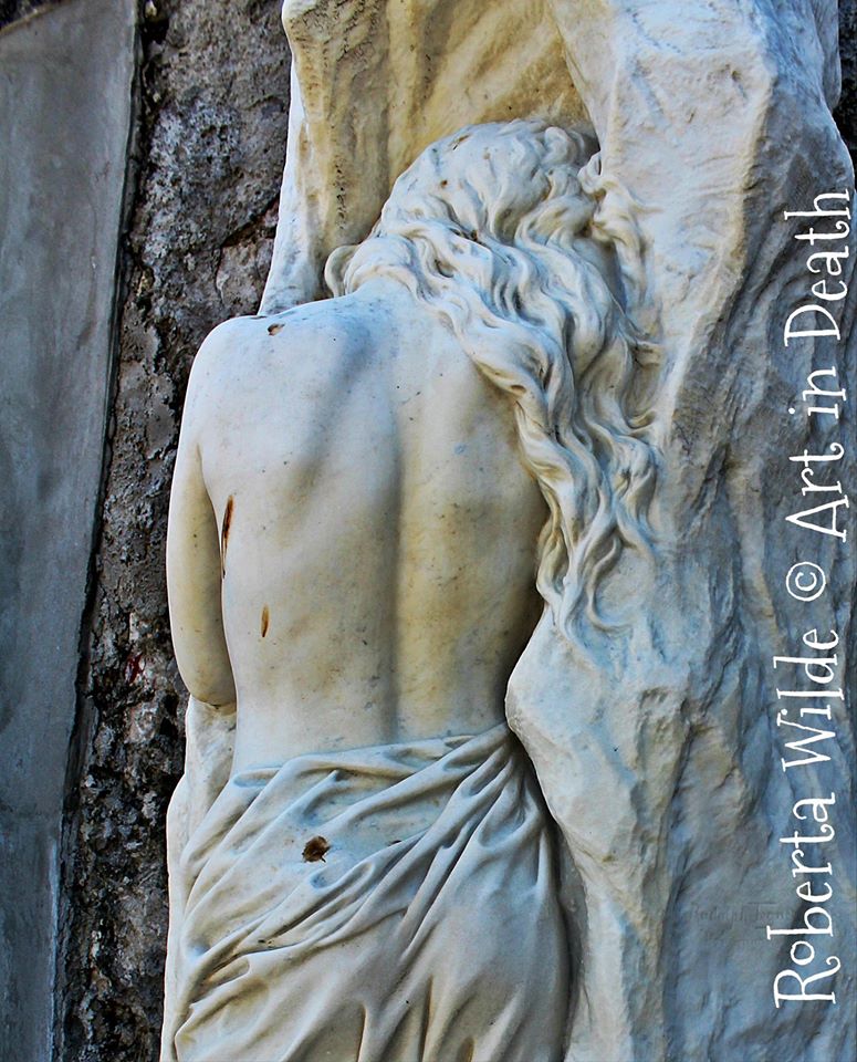 Gravmæle over Signe Elisabeth Tegner i marmor opstillet i Trieste